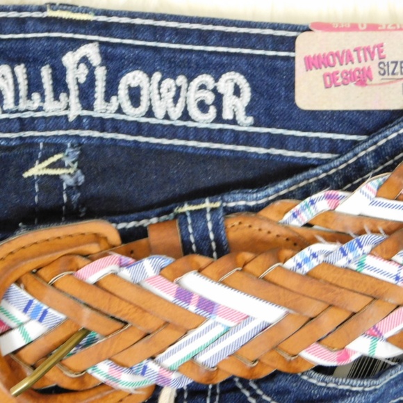 Wallflower Blue Jean Midi Shorts with Belt Size 0 Distressed Low Rise Cuffed NWT - Picture 5 of 7